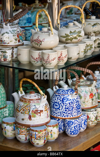 Lembranças para venda em uma loja de chá tradional em um dos Hutongs em Pequim Foto de Stock 