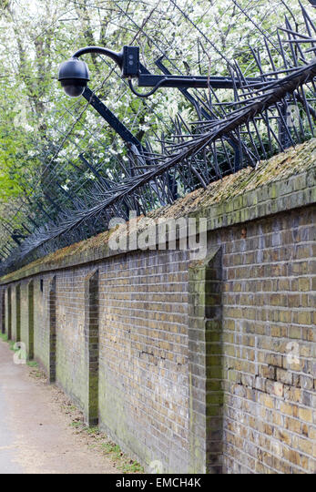 perimeter-wall-of-buckingham-palace-with-spikes-and-cameras-on-the-emch4k.jpg